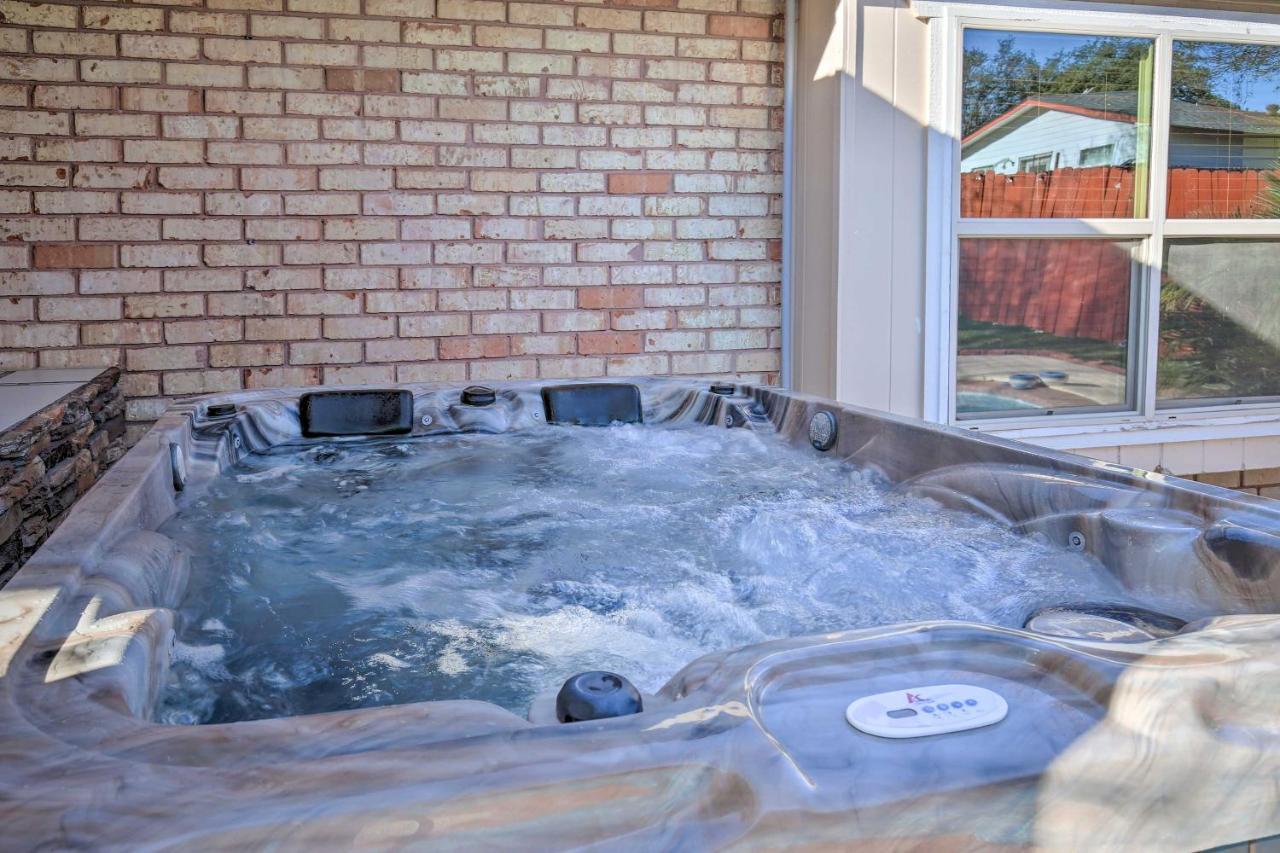 הוילה San Antonio Oasis With Hot Tub, Pool And Outdoor Bar! מראה חיצוני תמונה